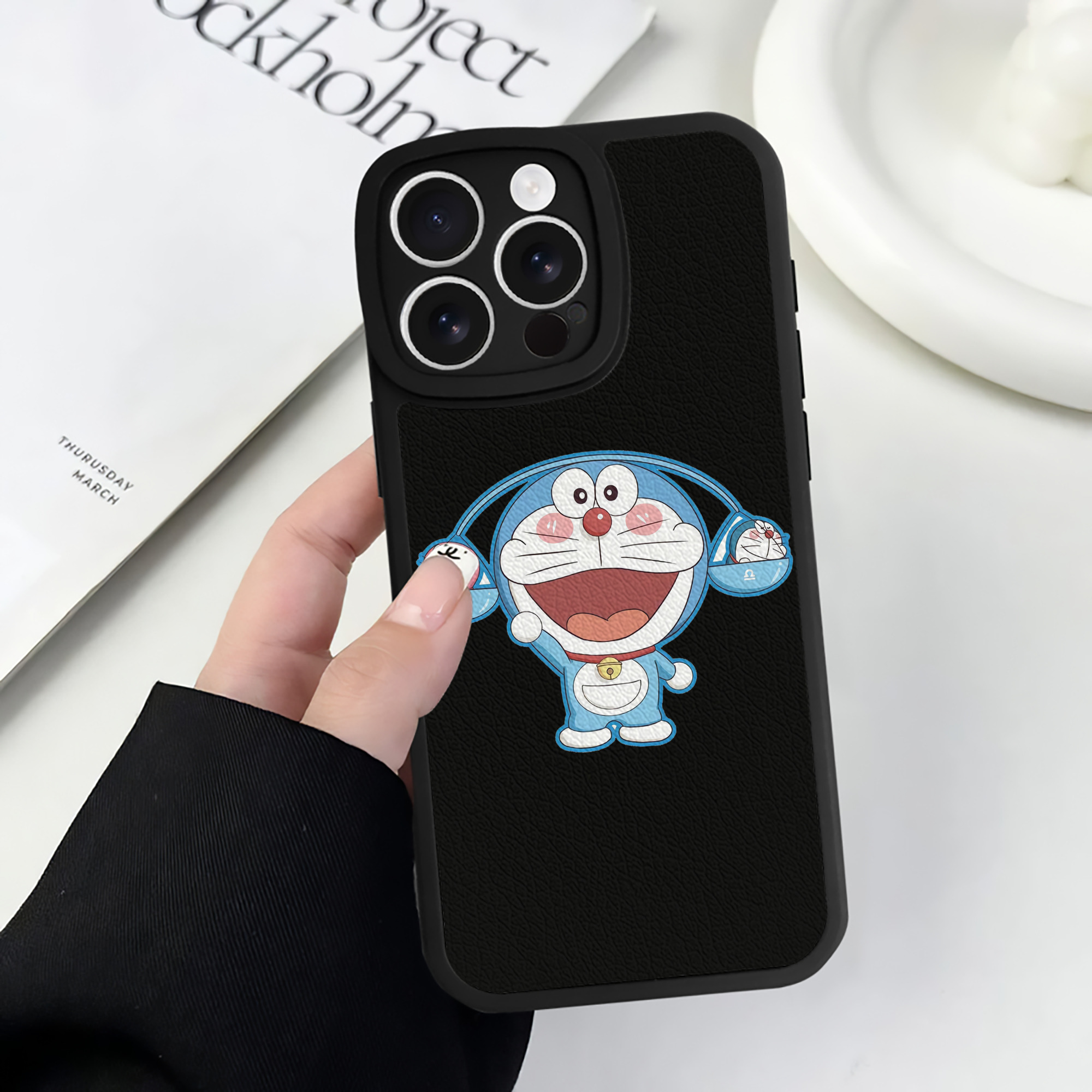 （画像用） ドラえもん Doraemon 【iPhone 16シリーズ対応】シリコンスマホケース（レザー調） 材質：シリコン